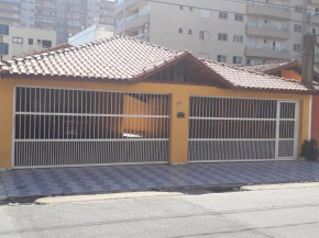 Casa Tupi 3 quadras da praia em condomínio